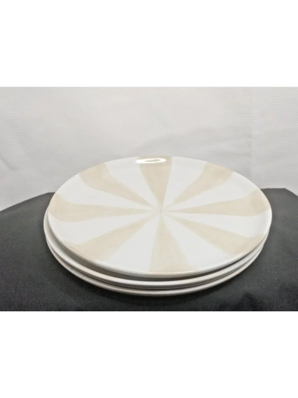 Jonathan Adler designed Tan pinwheel plates Set Of 3 8